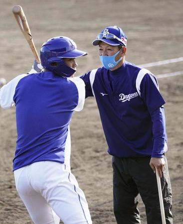 　中日・京田（左）に打撃指導する臨時コーチの立浪和義さん＝北谷