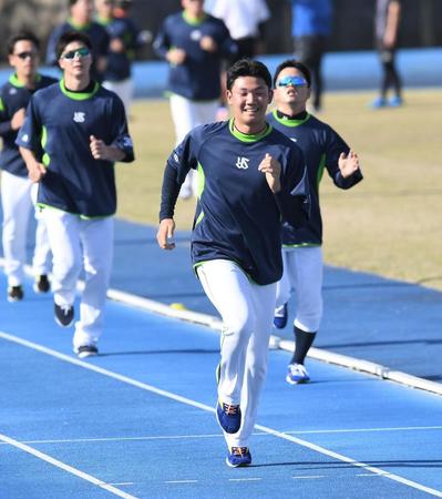 持久走で張り切るヤクルト・奧川恭伸（撮影・金田祐二）