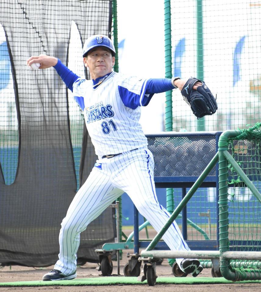　打撃投手を務める三浦監督（撮影・中田匡峻）