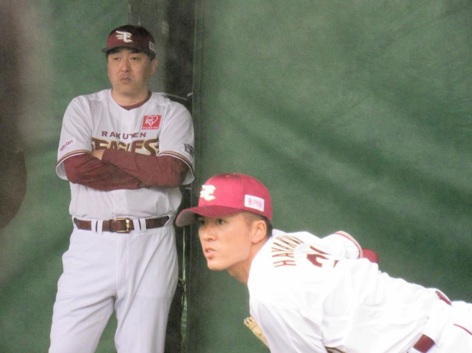 ブルペンで投球を行う早川（右）と見守る石井監督（左）