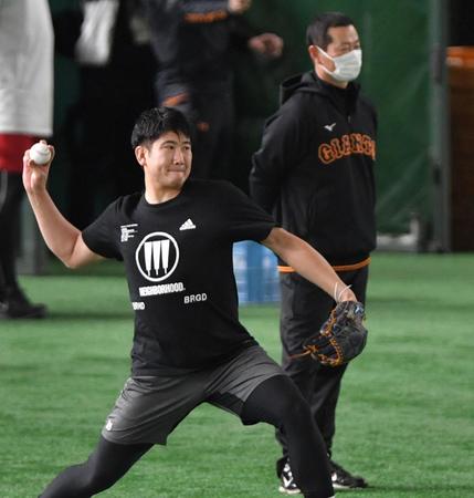 　桑田コーチ（右）の横でキャッチボールをする菅野（撮影・西岡正）