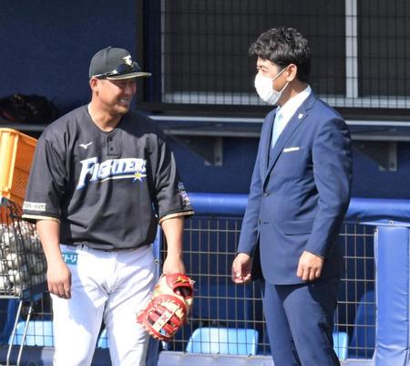 日本ハム・中田翔（左）と笑顔で話す侍ジャパン・稲葉篤紀監督＝タピックスタジアム名護（撮影・棚橋慶太）