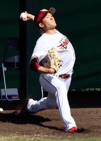 　ブルペンで投球練習する楽天・早川＝金武