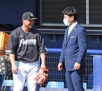 日本ハム・中田翔（左）と笑顔で話す侍ジャパン・稲葉篤紀監督＝タピックスタジアム名護（撮影・棚橋慶太）