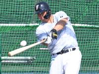 フリー打撃で豪快なスイングを見せる日本ハム・中田翔＝タピックスタジアム名護（撮影・棚橋慶太）