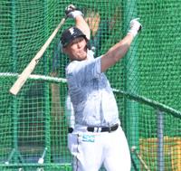 フリー打撃で豪快なスイングを見せる日本ハム・中田翔＝タピックスタジアム名護（撮影・棚橋慶太）