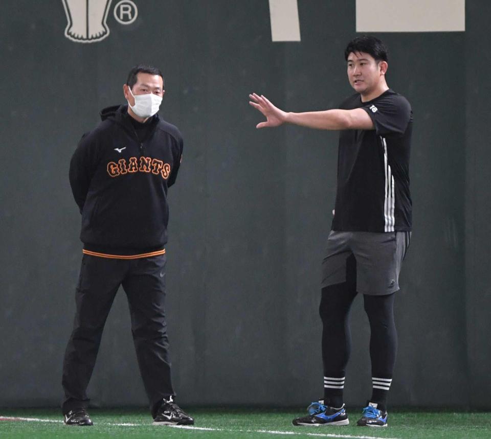 　外野のランニング中、桑田コーチ（左）と話し込む菅野