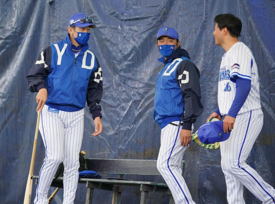 　浜口に声を掛ける三浦監督（左）