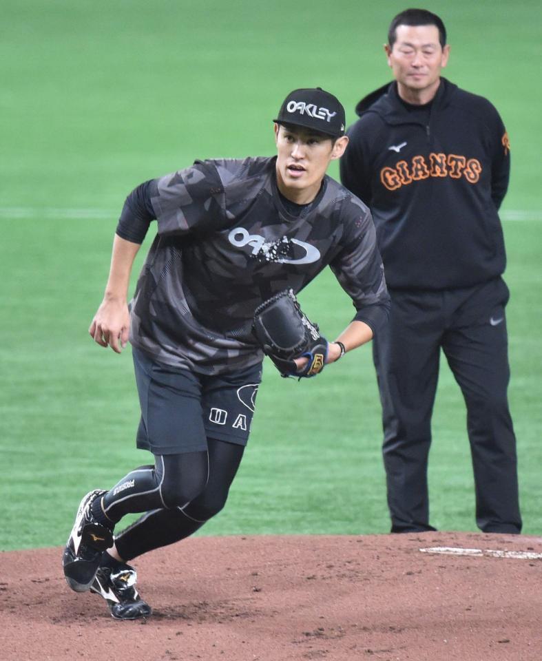 桑田真澄コーチ（右）の前で投手ノックを受ける巨人・井納翔一（撮影・西岡正）