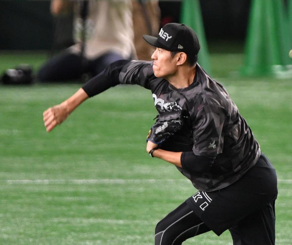 キャッチボールで調整する巨人・井納翔一（撮影・西岡正）