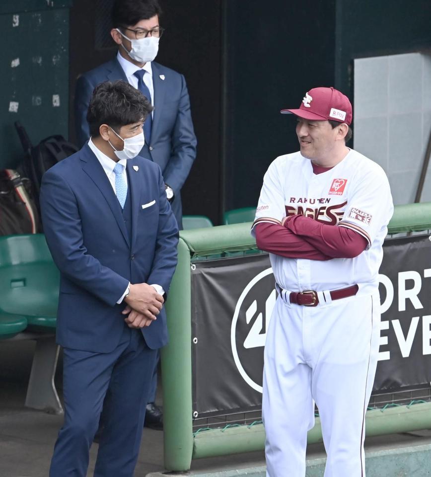 談笑する楽天・石井監督（右）と日本代表・稲葉監督