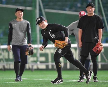 　アメリカンノックで打球を追う丸（中央）＝撮影・西岡正