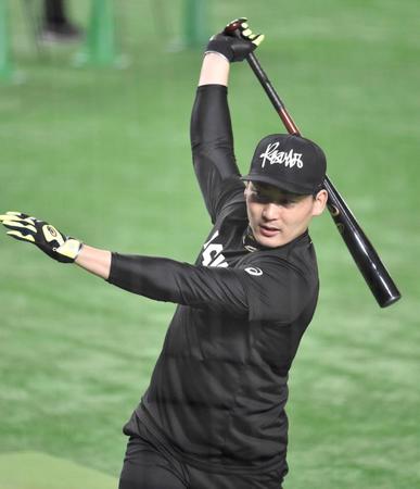 　ティー打撃を行う丸（撮影・西岡正）