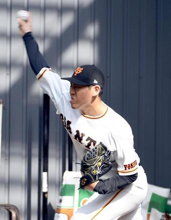 　２日連続でブルペンに入った桜井＝２日