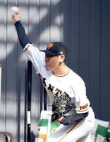 　２日連続でブルペンに入った桜井＝２日