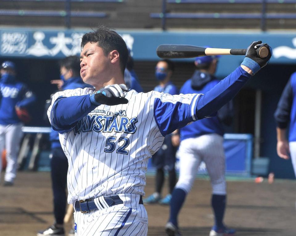 　パワフルな打撃を見せるＤｅＮＡ・細川