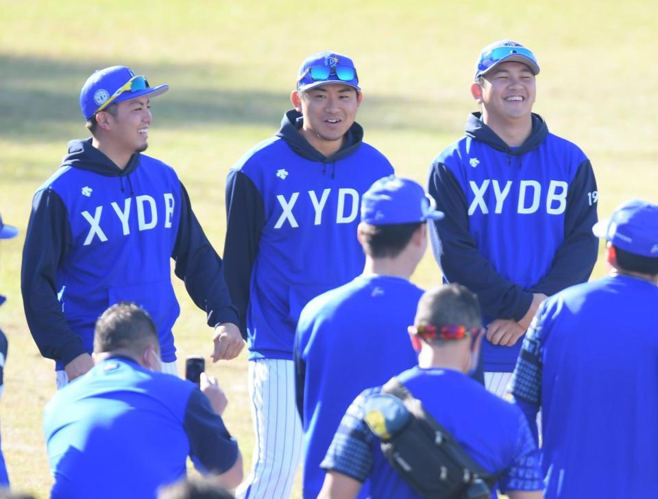 　円陣で笑顔を見せる（左から）東、今永、山崎（撮影・金田祐二）