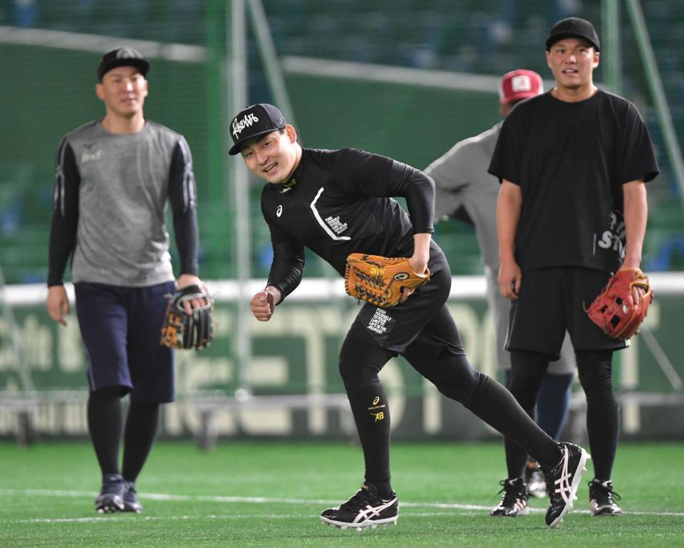 　アメリカンノックで打球を追う丸（中央）＝撮影・西岡正