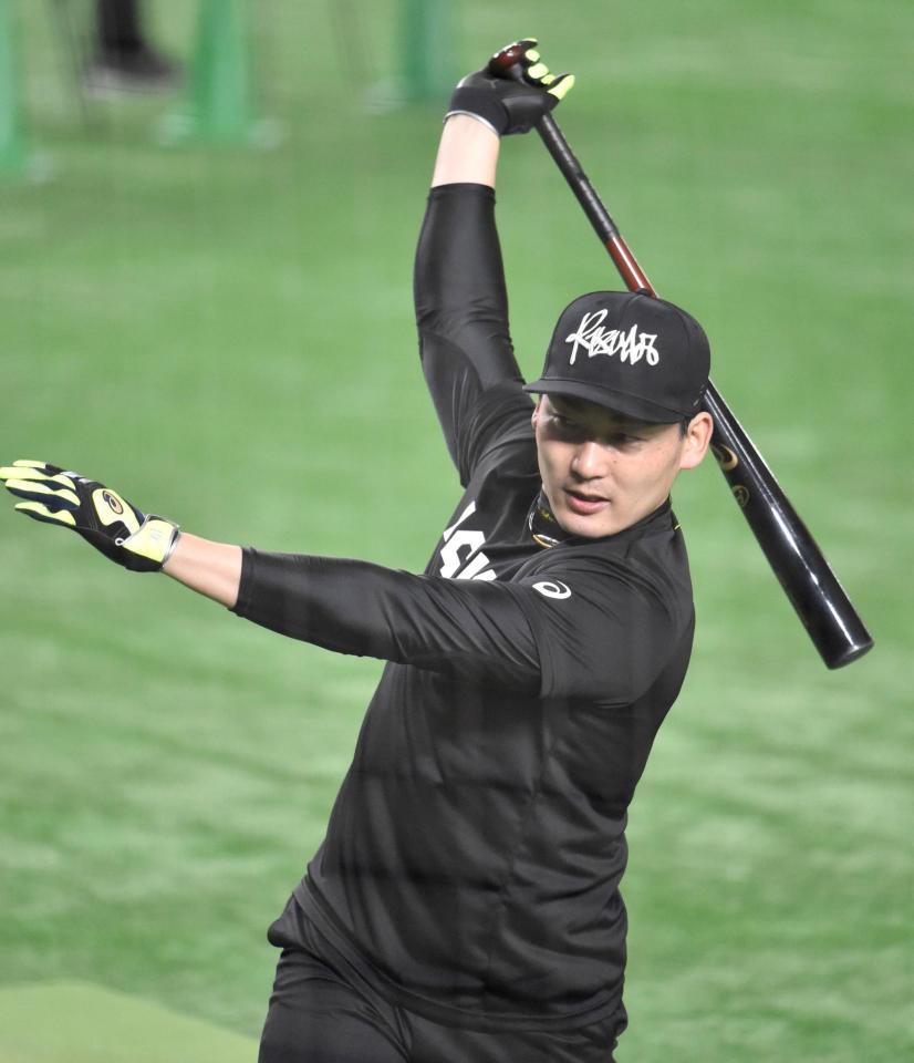 　ティー打撃を行う丸（撮影・西岡正）