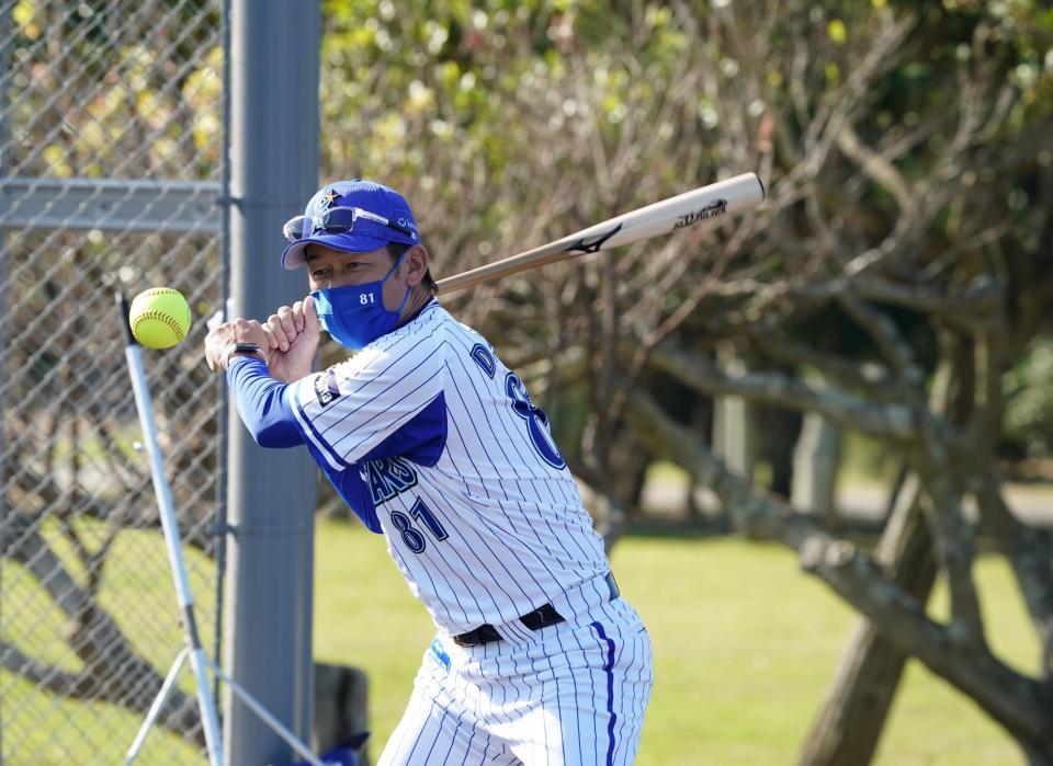 　特守の捕手陣にノックする三浦監督＝宜野湾