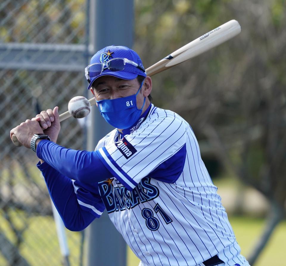 　特守の捕手陣にノックする三浦監督＝宜野湾