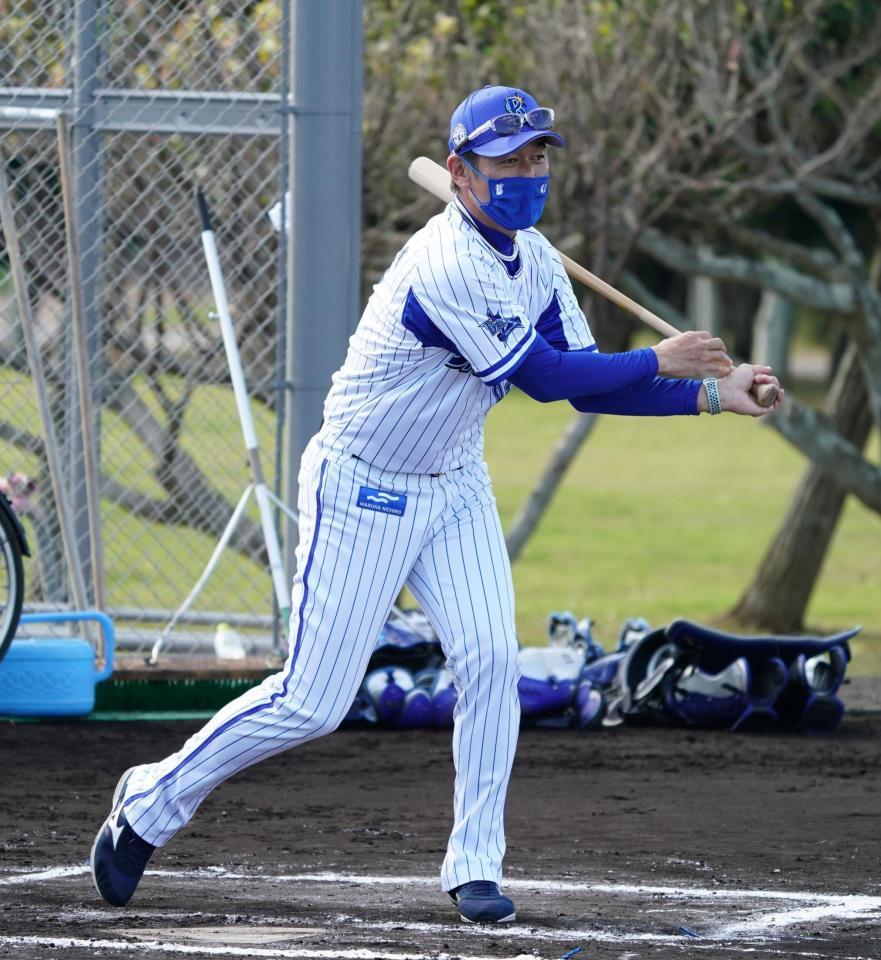 　特守の捕手陣にノックする三浦監督＝宜野湾