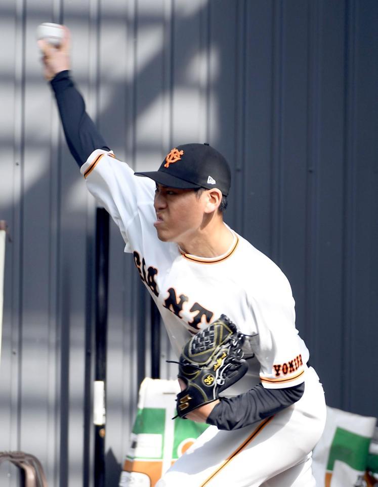 　２日連続でブルペンに入った桜井＝２日