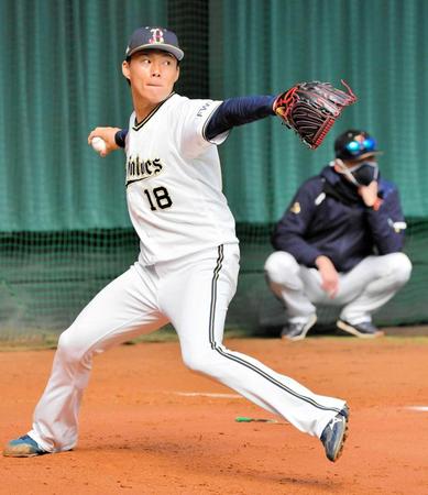 　オリックス・中嶋監督（奥）の前で投球練習する山本