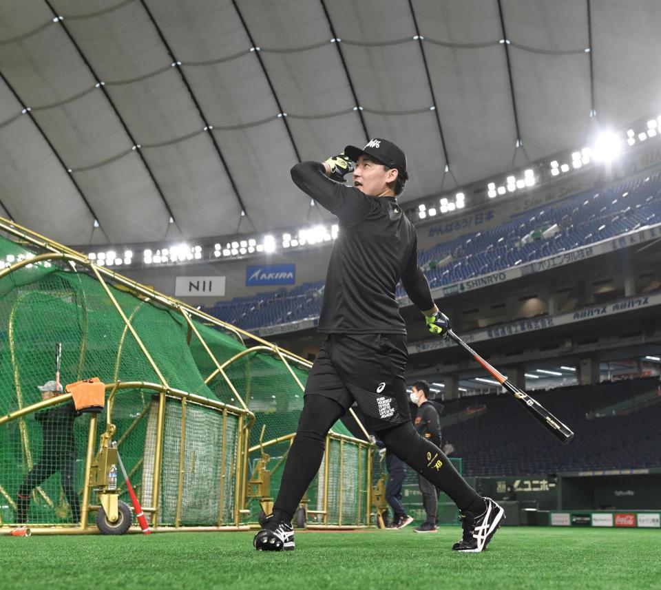 　ロングティーで汗を流す巨人・丸