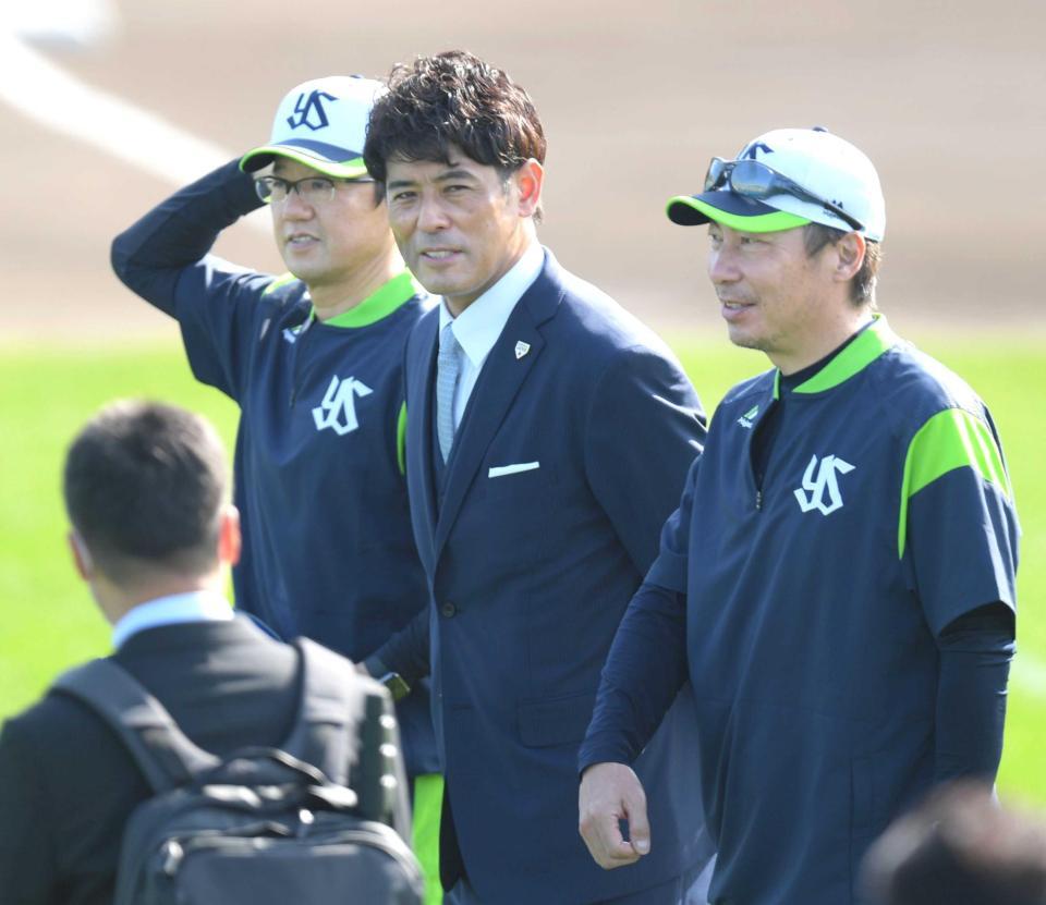 　ヤクルトキャンプを視察し高津監督（右）、古田臨時コーチ（左）と言葉をかわす稲葉日本代表監督