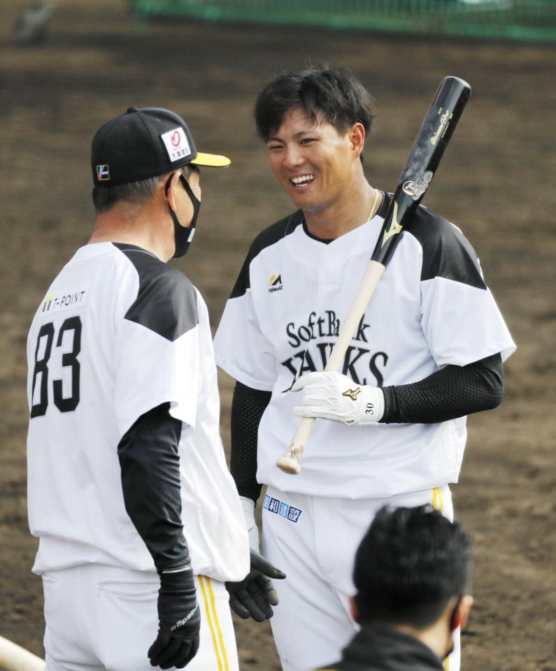 　打撃練習を終えてコーチ（左）と話すソフトバンク・佐藤直