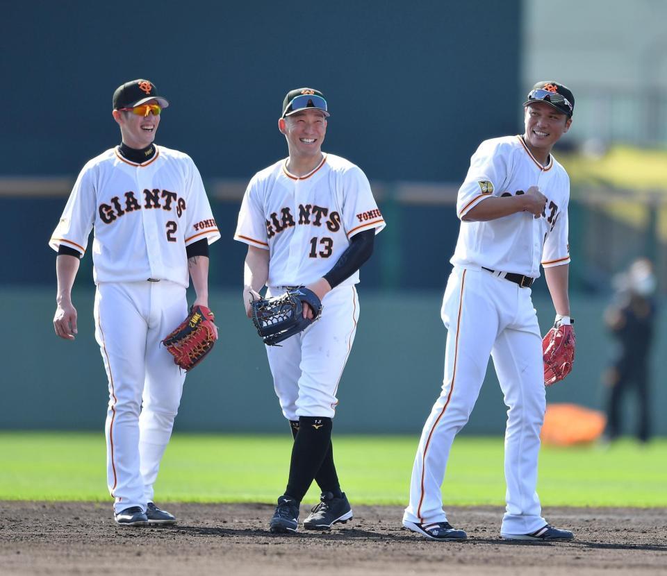 練習中笑顔を見せる（左から）巨人・陽岱鋼、梶谷隆幸、坂本勇人＝沖縄セルラースタジアム那覇（撮影・伊藤笙子）