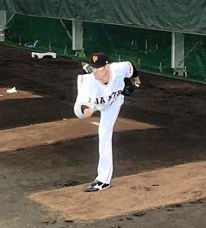 ブルペン投球を行う井納