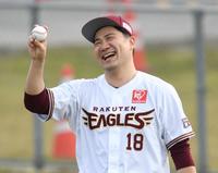 笑顔でキャッチボールする楽天・田中将大＝金武町ベースボールスタジアム（撮影・棚橋慶太）