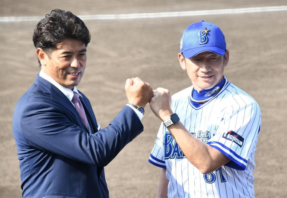 ＤｅＮＡ・三浦大輔監督（右）とグータッチを交わす日本代表・稲葉篤紀監督＝アトムホームスタジアム宜野湾（撮影・中田匡峻）