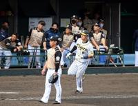 　５回、佐藤輝は右越えに逆転２ランを放ちベースを回る（撮影・山口登）