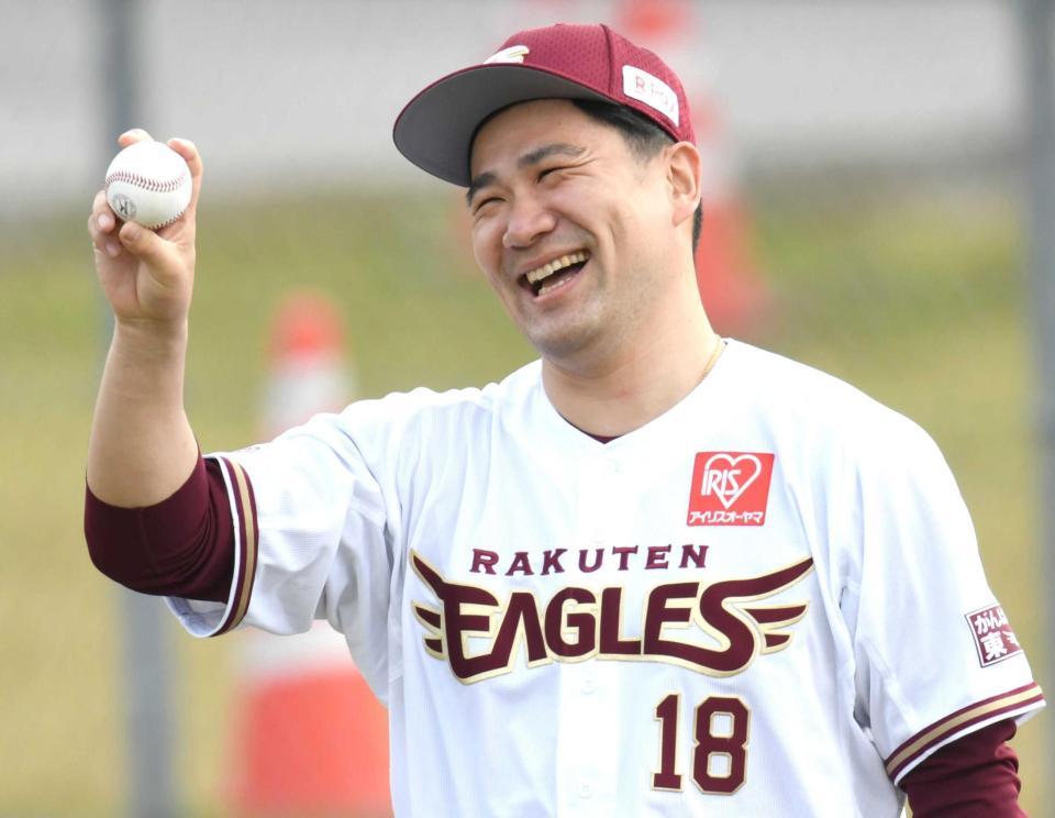 　笑顔でボールを見つめる楽天・田中将
