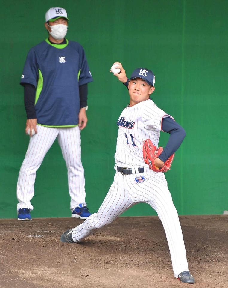 　ヤクルト・高津監督（左）の前で投げ込む奥川