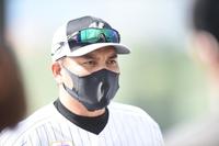 　キャンプを打ち上げ取材に応じる井口監督（撮影・開出牧）