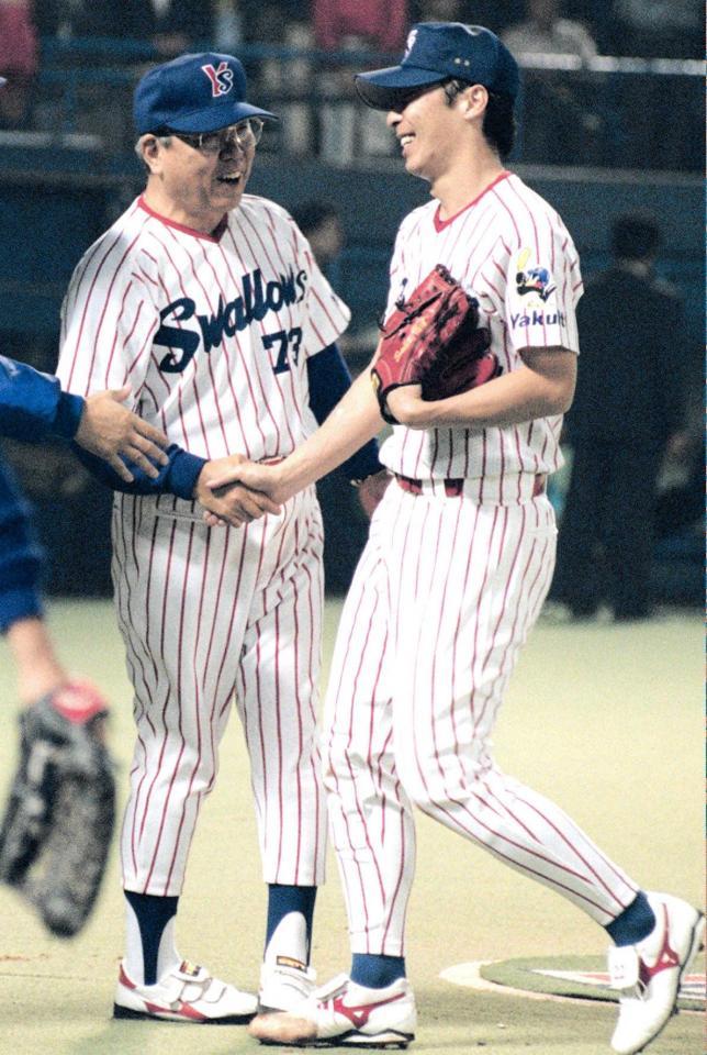 　日本シリーズ第３戦、西武を下し、笑顔で高津（右）を迎える野村監督＝１９９７年１０月２１日、神宮