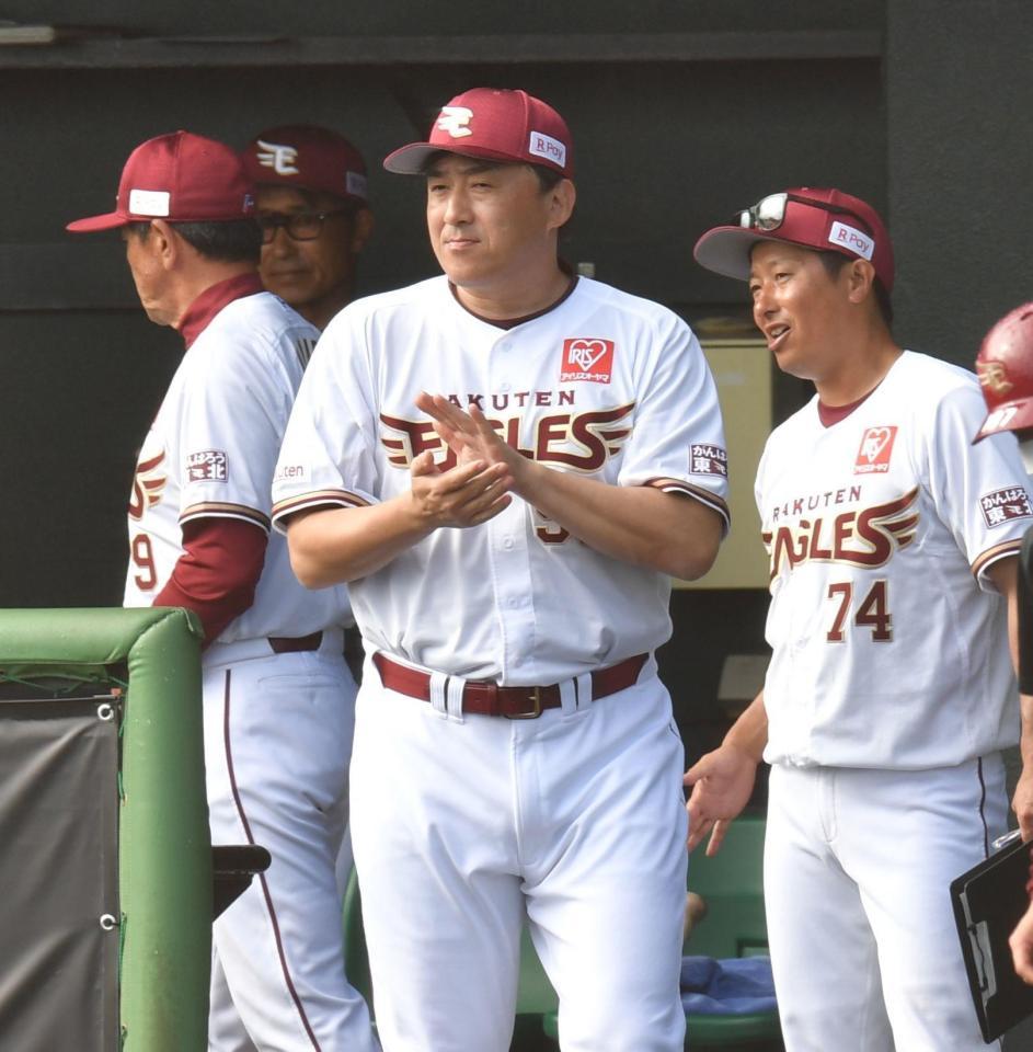 ５回、６点目が入り、ナインを拍手でねぎらう楽天・石井一久ＧＭ兼監督＝沖縄・金武町ベースボールスタジアム（撮影・西岡正）