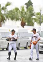 　室内練習場に移動する巨人・梶谷隆幸（左）と坂本勇人（撮影・伊藤笙子）