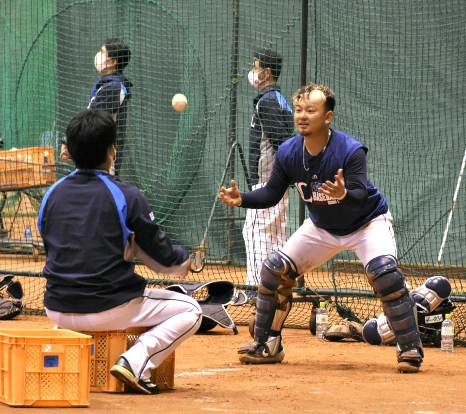 　捕手の練習に取り組む森