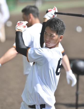 　ティー打撃で汗を流す秋広（撮影・西岡正）