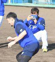 　球団公式Ｔｗｉｔｔｅｒに載せる動画を撮影する藤井さん