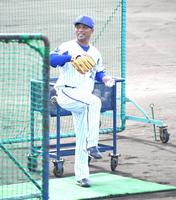 「天職」と語る打撃投手を務める藤井さん