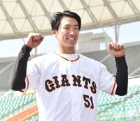 支配下登録となり、背番号「５１」のユニホーム姿を披露する巨人・八百板卓丸＝沖縄セルラースタジアム那覇（撮影・西岡正）