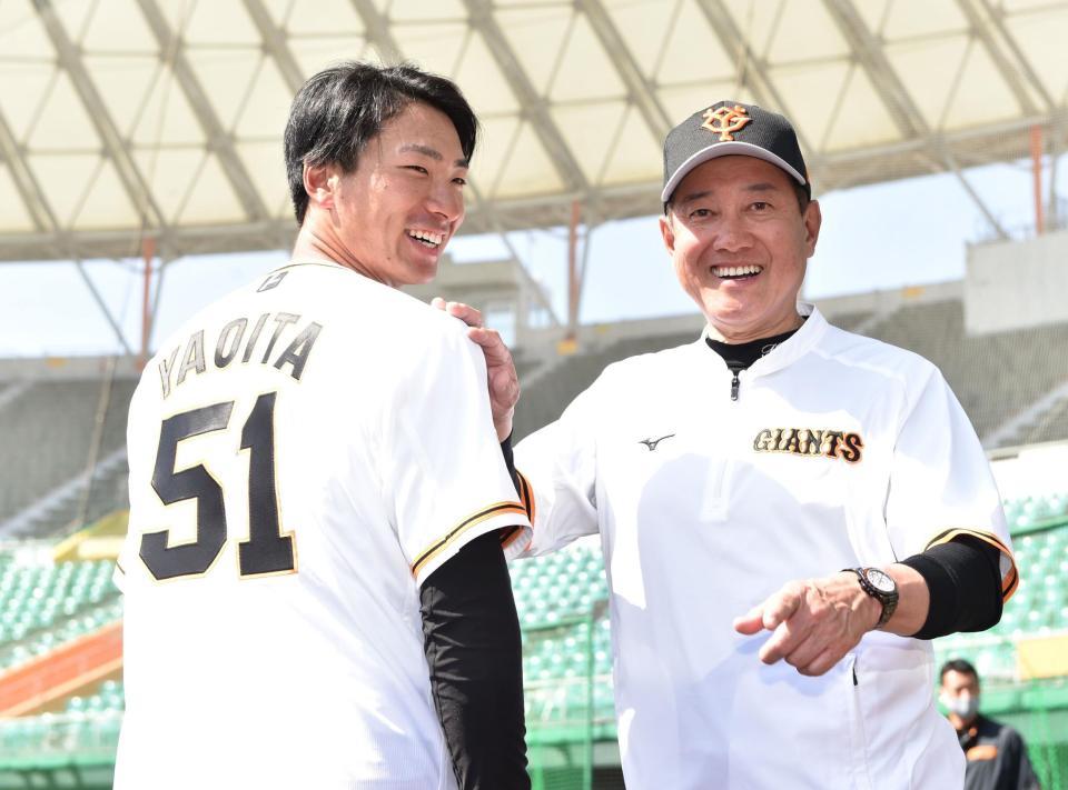 支配下登録となり、原辰徳監督（右）から祝福される巨人・八百板卓丸＝沖縄セルラースタジアム那覇（撮影・西岡正）