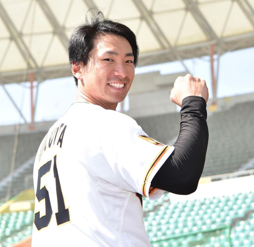 　支配下登録となり、背番号「５１」のユニホーム姿を披露する八百板（撮影・西岡正）