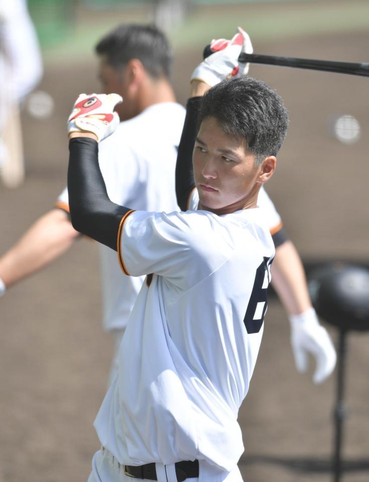 　ティー打撃で汗を流す秋広（撮影・西岡正）